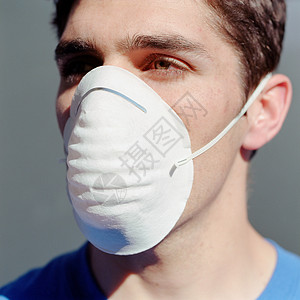 戴着防尘面具的年轻人图片