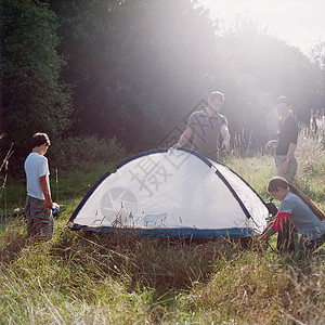 搭帐篷的家庭图片