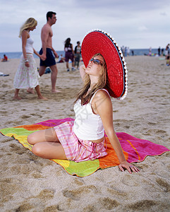 海滩上晒日光浴的女人图片
