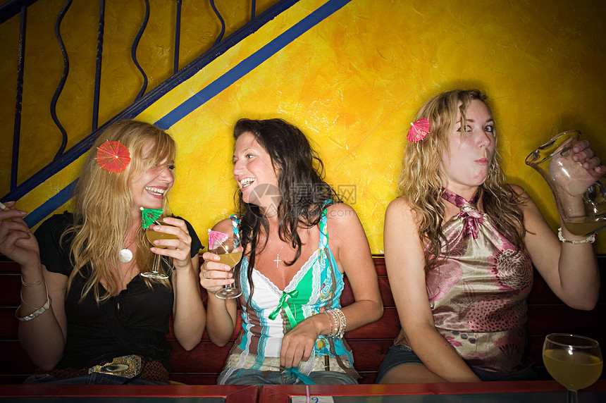 在酒吧喝酒的女人图片