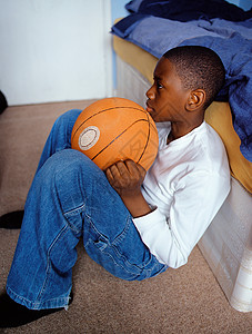 男孩在卧室里拿着篮球图片
