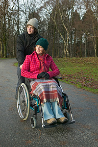 残疾人和公园里的伙伴图片
