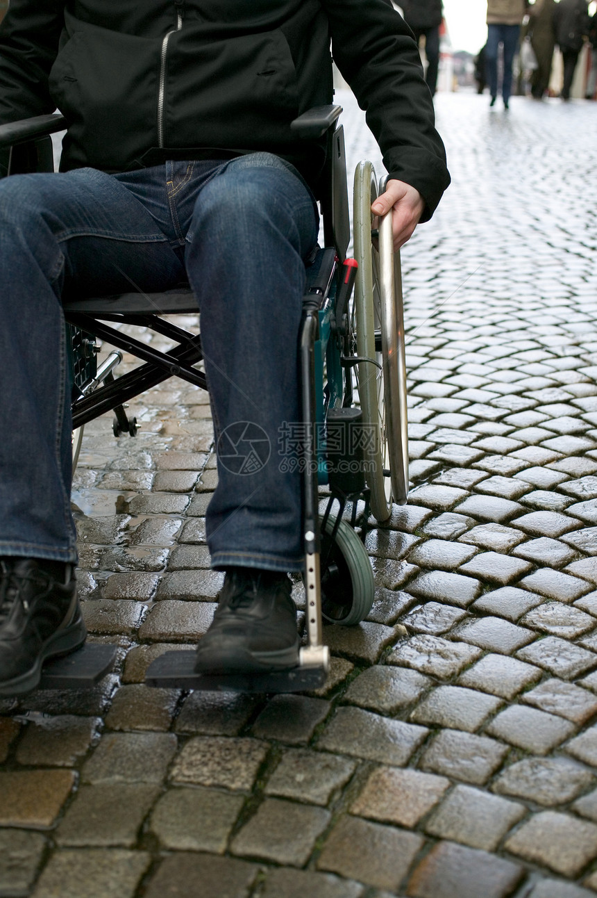 坐轮椅的残疾人图片