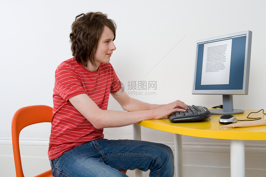 青少年在使用电脑工作图片