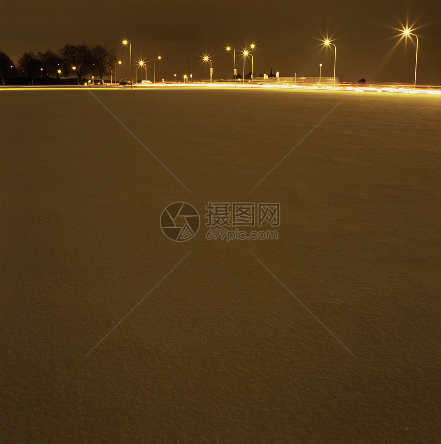 夜晚积雪覆盖的地面图片