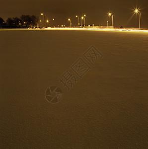 夜晚积雪覆盖的地面图片