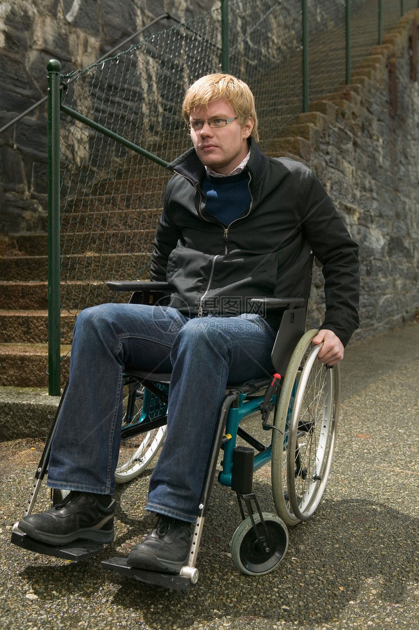 坐轮椅的年轻人图片