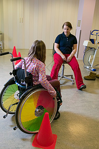 学轮椅的女孩图片