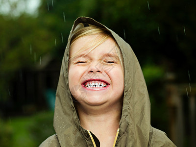 雨衣详情下雨时女孩的微笑背景