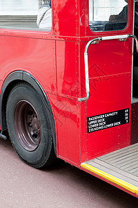 伦敦的红色巴士背景图片