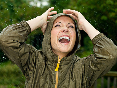 在雨中微笑的女人图片