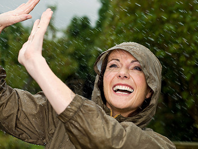 在雨中微笑的女人图片