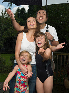 雨中伞下的一家人图片
