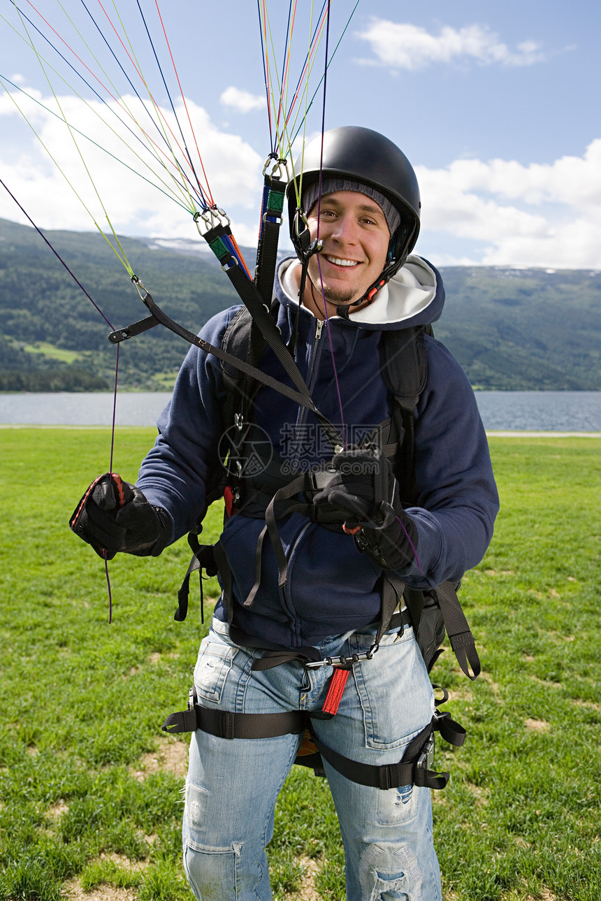 微笑的男性伞兵图片