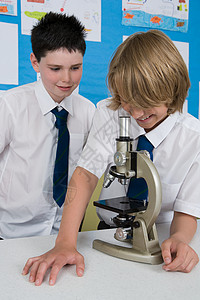 看显微镜的男孩图片