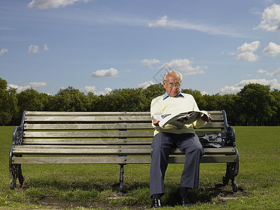 老人在公园看报纸图片