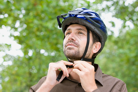 戴自行车头盔的人图片
