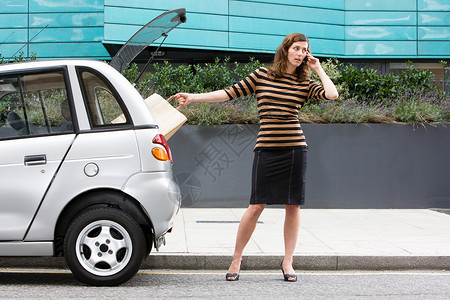 坐汽车打手机的女人图片