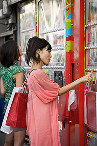 挑选饮料的年轻女性图片