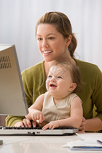 用电脑的母女图片