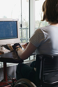 使用电脑的残疾妇女图片