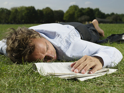 睡在公园里的男性上班族图片
