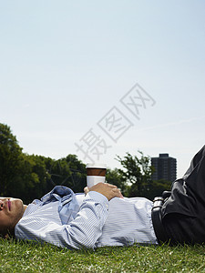 睡在公园里的男性上班族图片