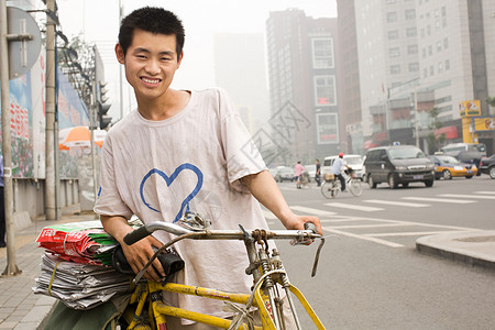 骑自行车的年轻人背景图片
