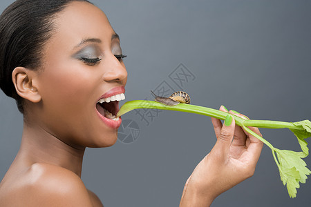 吃芹菜的女人图片