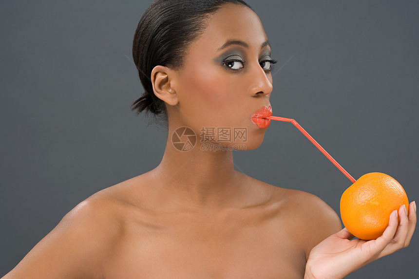 喝桔子汁的女人图片