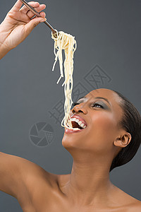 吃意大利面的女人图片