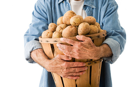 发霉马铃薯拿着一篮土豆的人背景