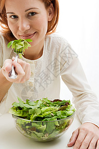 吃生菜的女人图片