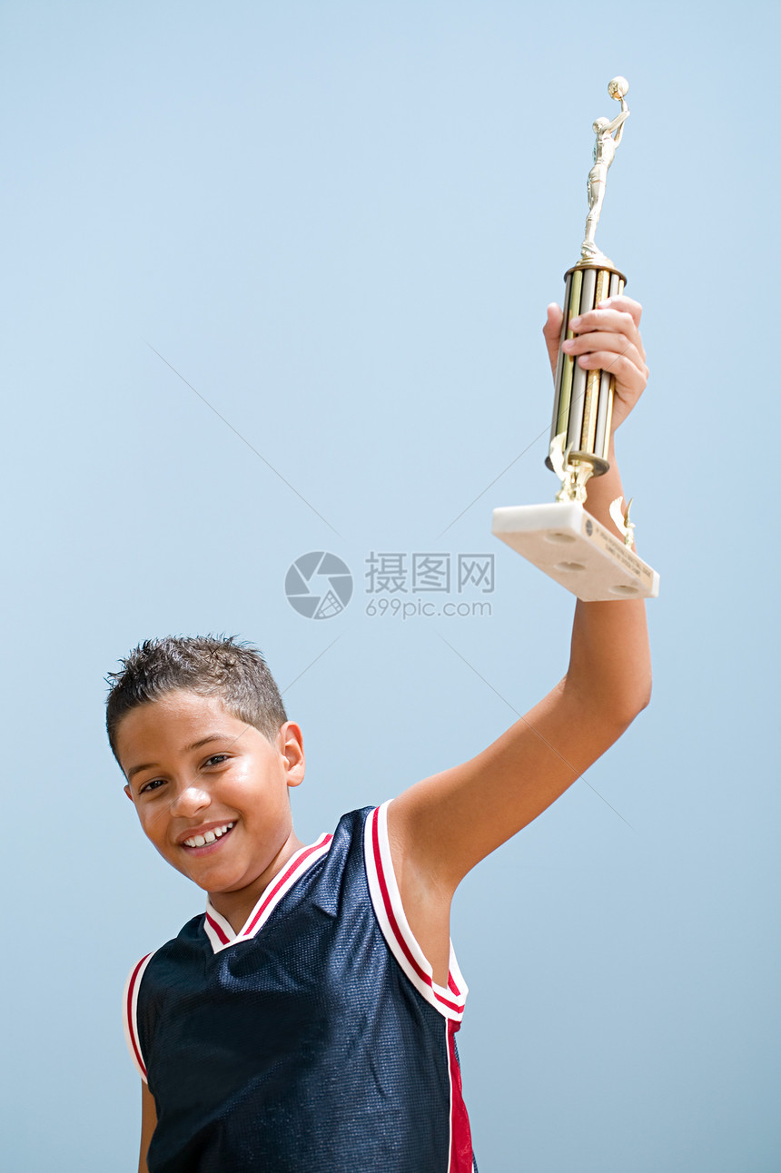 举起篮球奖杯的男孩图片