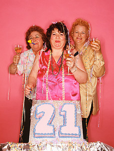 庆祝生日的老年妇女背景图片