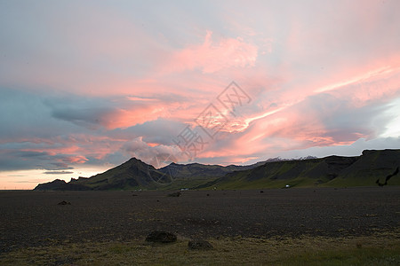 火山上的日落图片