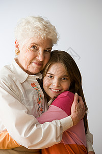 和祖母拥抱的女孩图片