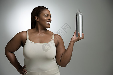 拿着一瓶水的女人图片