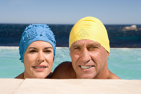 戴着泳帽的夫妇背景图片