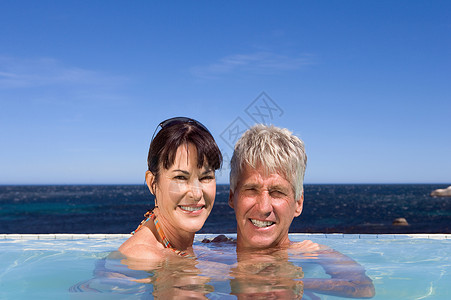 游泳池中的夫妇图片