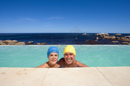 戴泳帽的夫妇背景图片