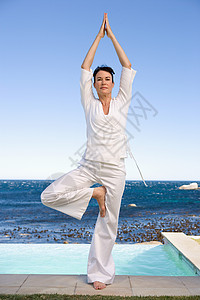 瑜伽姿势的女人图片