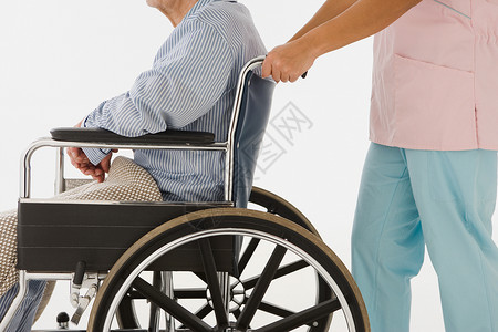 护士推着轮椅上的人图片