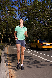 在路上慢跑的女人图片