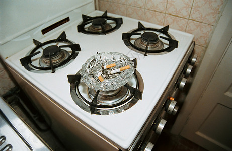 烤炉上的烟灰缸背景图片