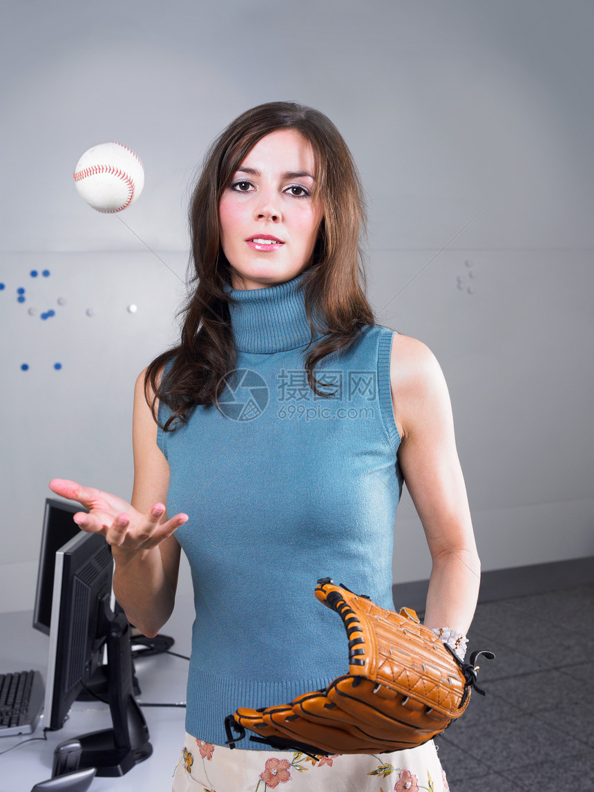 戴棒球手套的女人图片