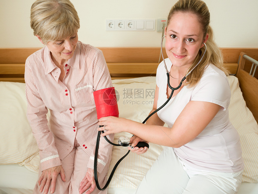 检查血压的老年妇女图片