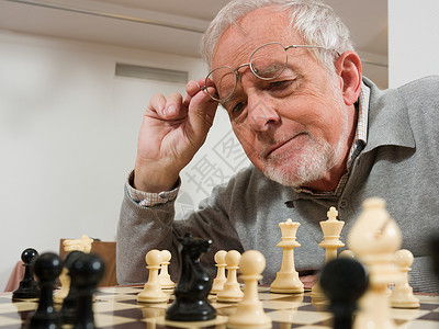 下象棋的老人图片