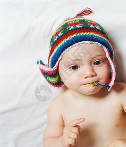 戴针织帽的婴儿图片