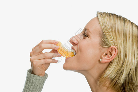 吃橘子的女人背景图片